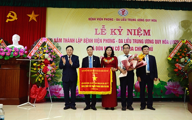 Thứ trưởng Thường trực Y tế Nguyễn Viết Tiến tặng Cờ thi đua của Thủ tướng Chính phủ cho tập thể Bệnh viện Phong - Da liễu Trung ương Quy Hòa.
